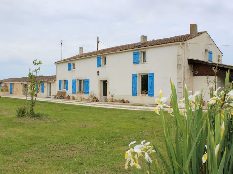 L'ensemble de la maison des propriétaires avec les 2 gites à gauche, Moulin de Mauzac en Charente maritime