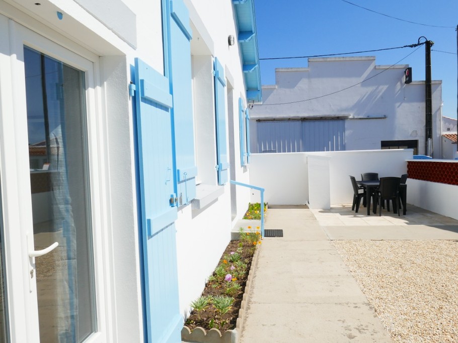 Cour à l'avant de la maison