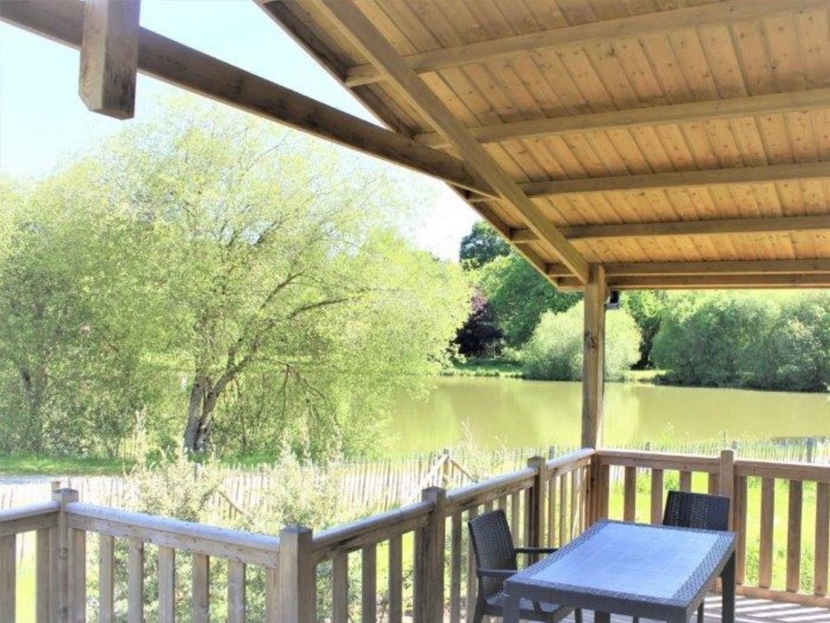 2 grandes terrasses couvertes par chalet 6/8 personnes pour profiter du cadre verdoyant avec salon de jardin, prise électrique extérieure et vue sur le lac ou les espaces naturels.