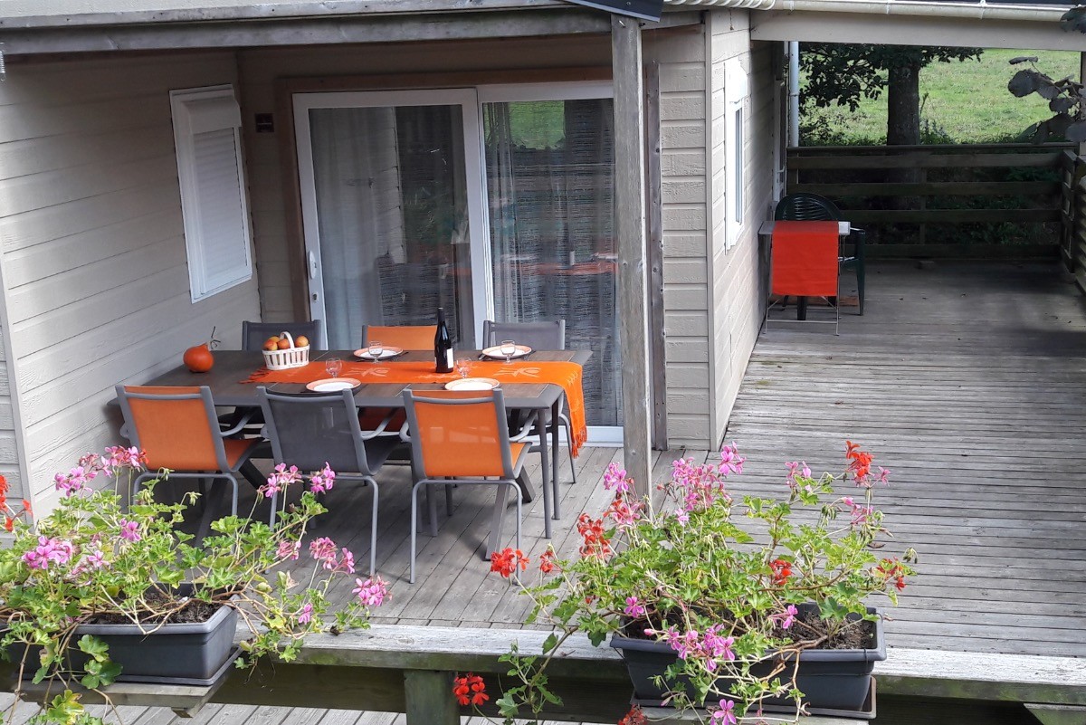 Terrasse ensoleillée et spacieuse.