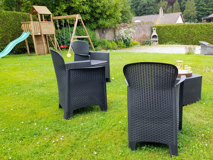 le jardin , le parking sécurisé