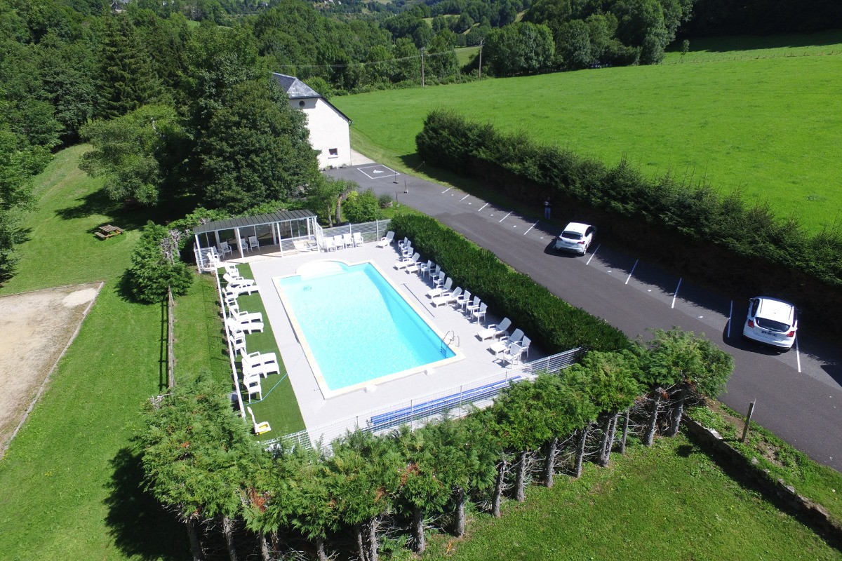 La Grange du Devezou et sa piscine