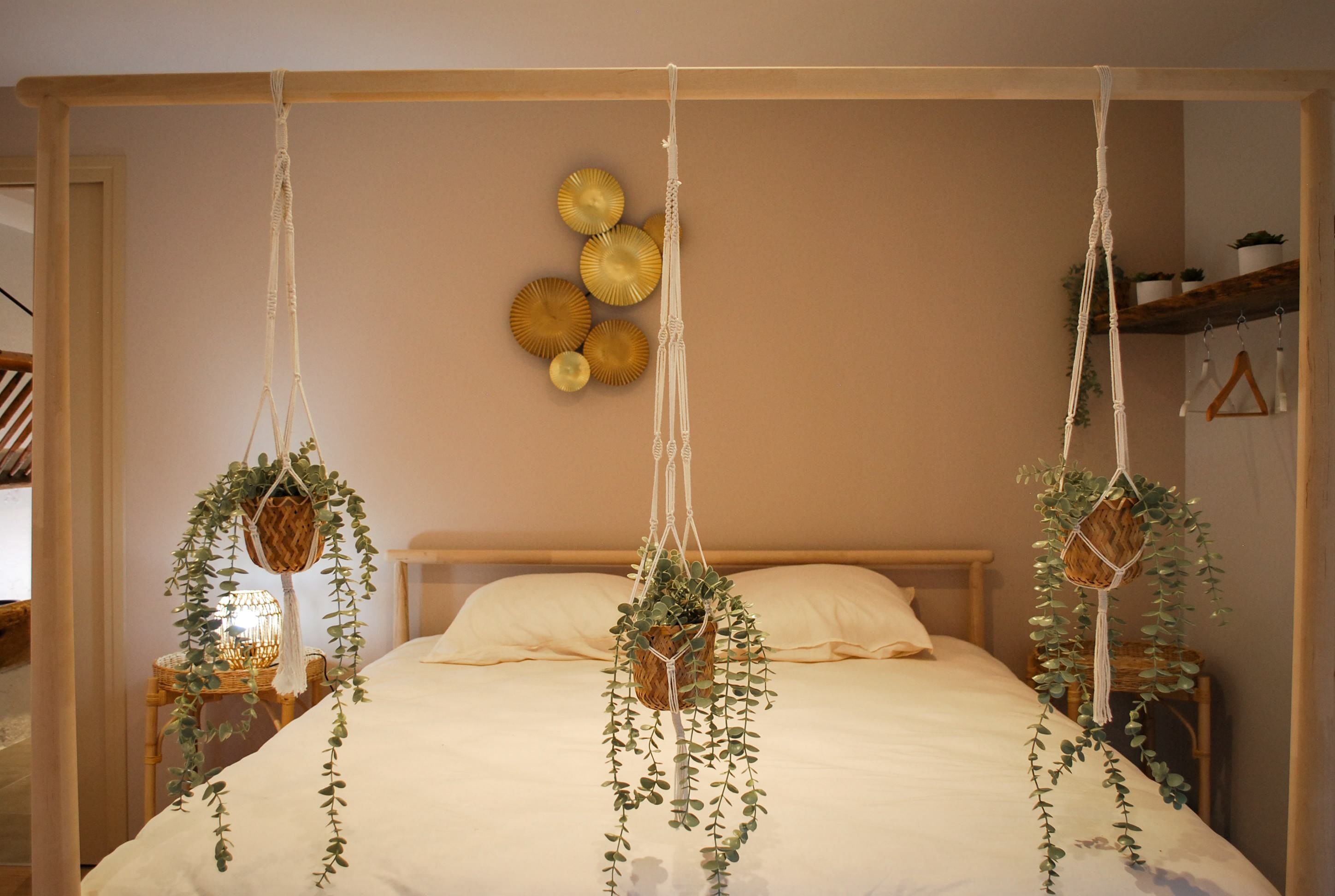 Le Logis de Ecuries, Renaison : la 2e chambre avec coin salon (TV connectée)