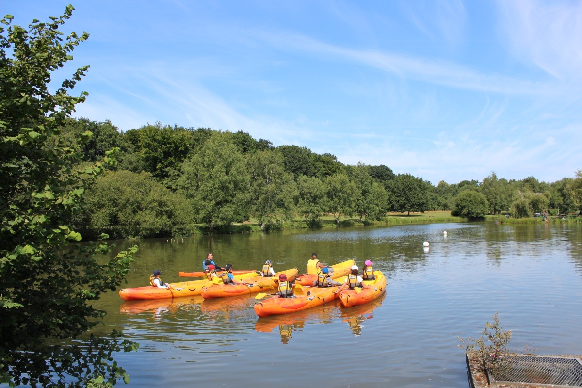 Nous disposons de 2 étangs empoissonnés par la fédération de pêche des Côtes d’Armor, de quoi ravir les férus de pêche en eau douce ! Si vous avez déjà un permis de pêche valide pour le 22, vous n’aurez besoin de rien d’autre!