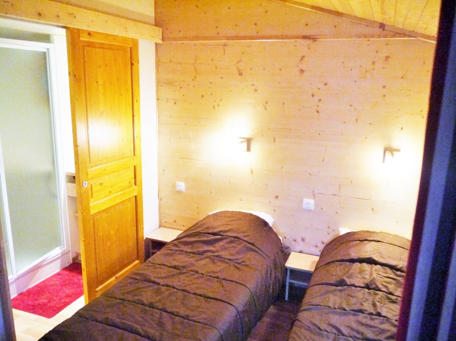 Chalet 44 room 2 single beds with bathroom