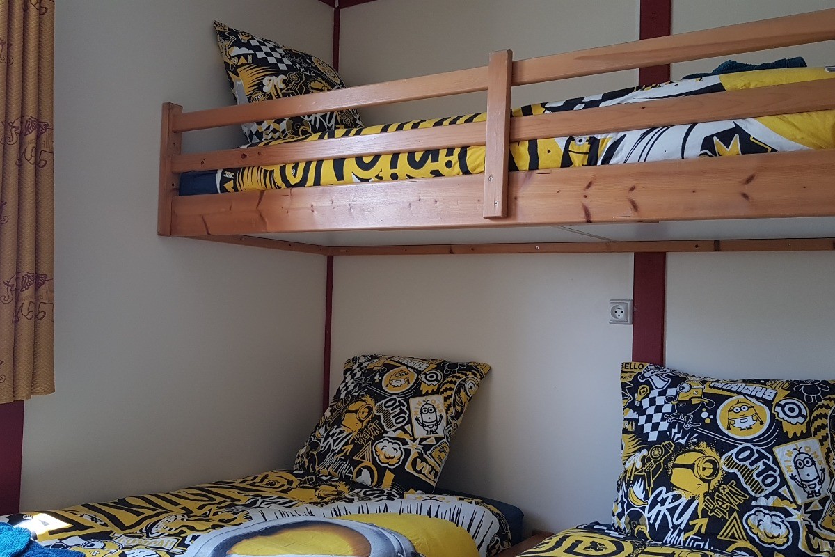 Dans la chambre indépendante avec 3 lits de 80cm - Chalet Le Triskell de la Baie