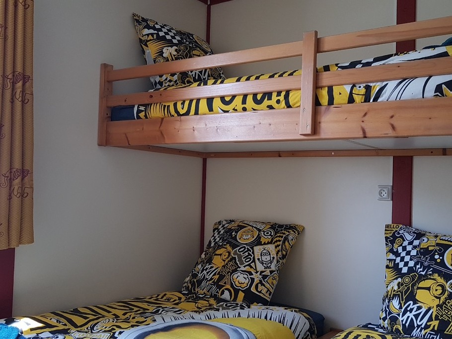 Dans la chambre indépendante avec 3 lits de 80cm - Chalet Le Triskell de la Baie