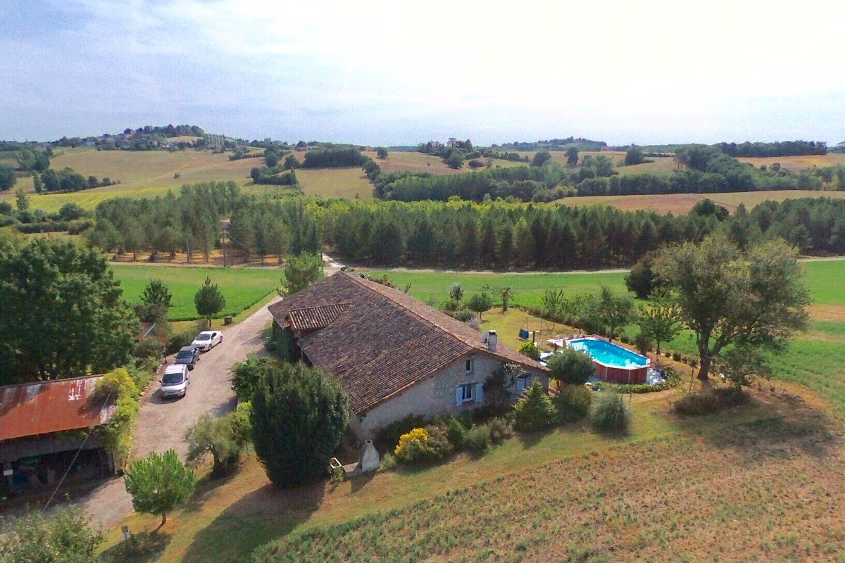 Le gite vu du ciel sous le soleil d'été