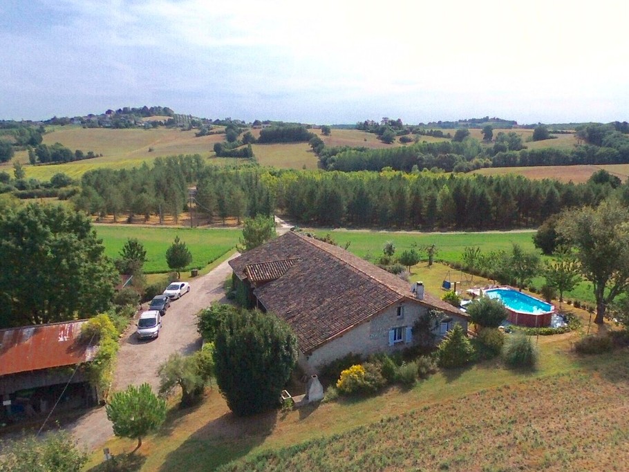 Le gite vu du ciel sous le soleil d'été