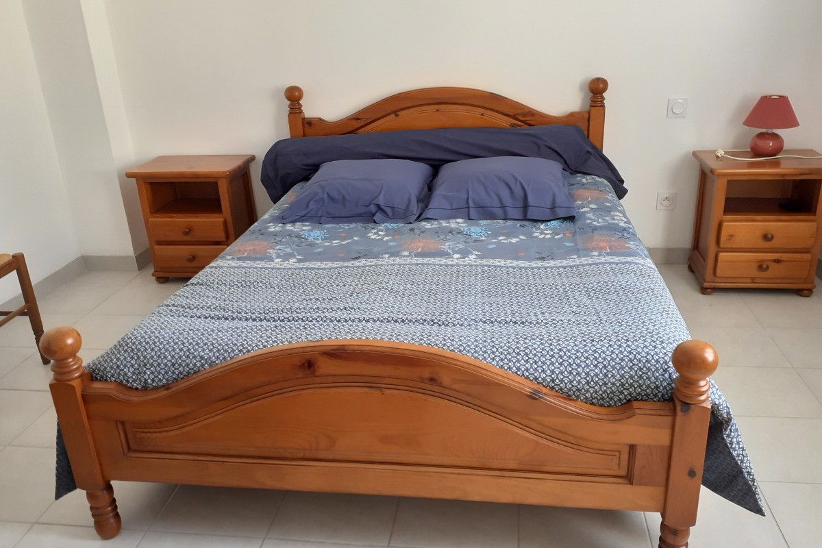 Chambre indépendante pour 3 personnes avec 1 lit 140 x 190 cm et 1 lit 90 x 190 cm.