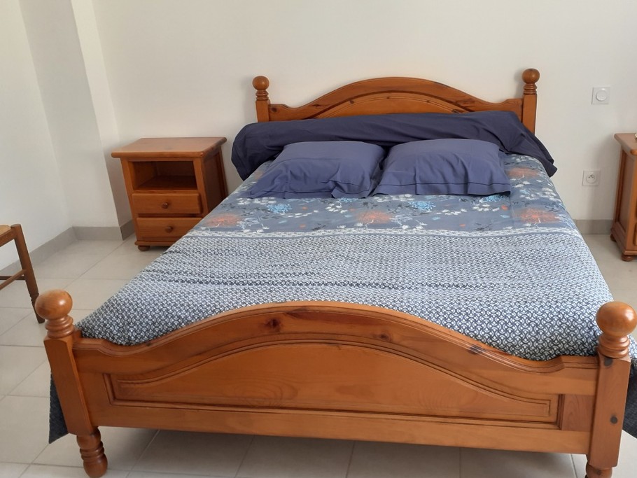 Chambre indépendante pour 3 personnes avec 1 lit 140 x 190 cm et 1 lit 90 x 190 cm.