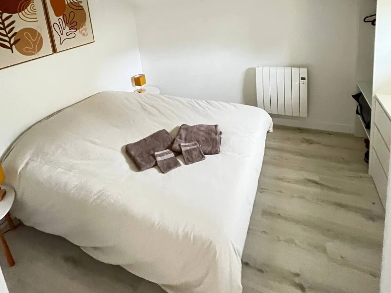 De plain pied au rez-de-chaussée, chambre 1 pour 2 personnes (lit 140 x 190 cm) avec rangements.