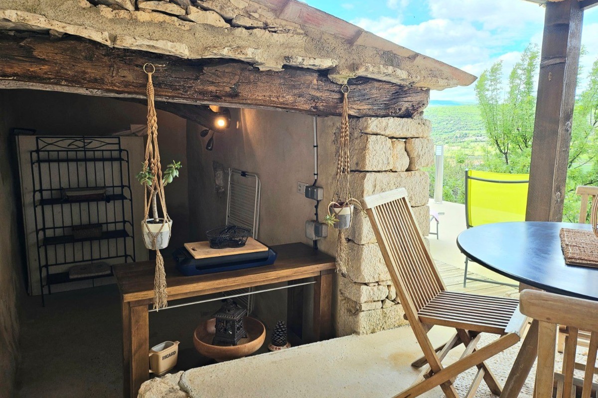 Coin couvert avec plancha, Gîte le Larès, Domaine la Melette