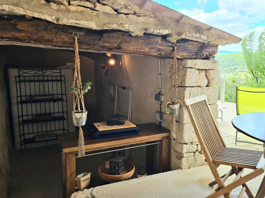 Coin couvert avec plancha, Gîte le Larès, Domaine la Melette