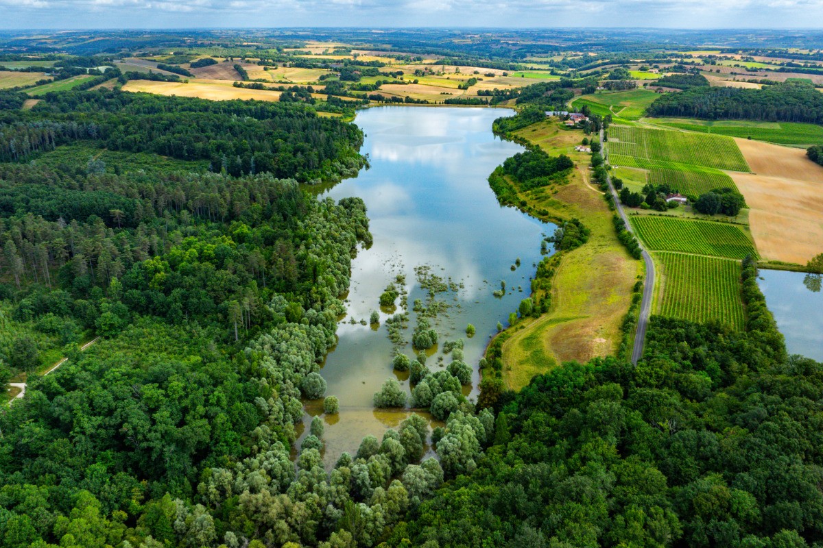 Vue du ciel du Lac Saint-Laurent, du vignoble du Domaine de Bilé & de la Casa Della