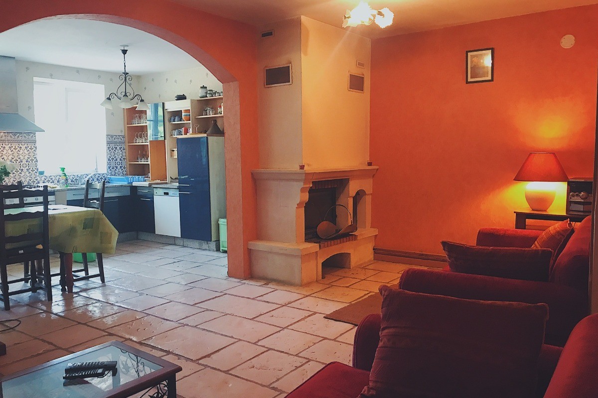 Le salon et sa cheminée