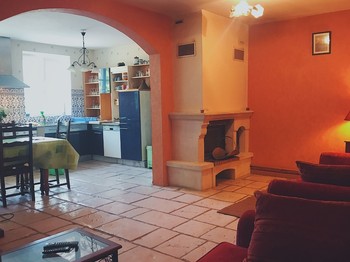 Le salon et sa cheminée