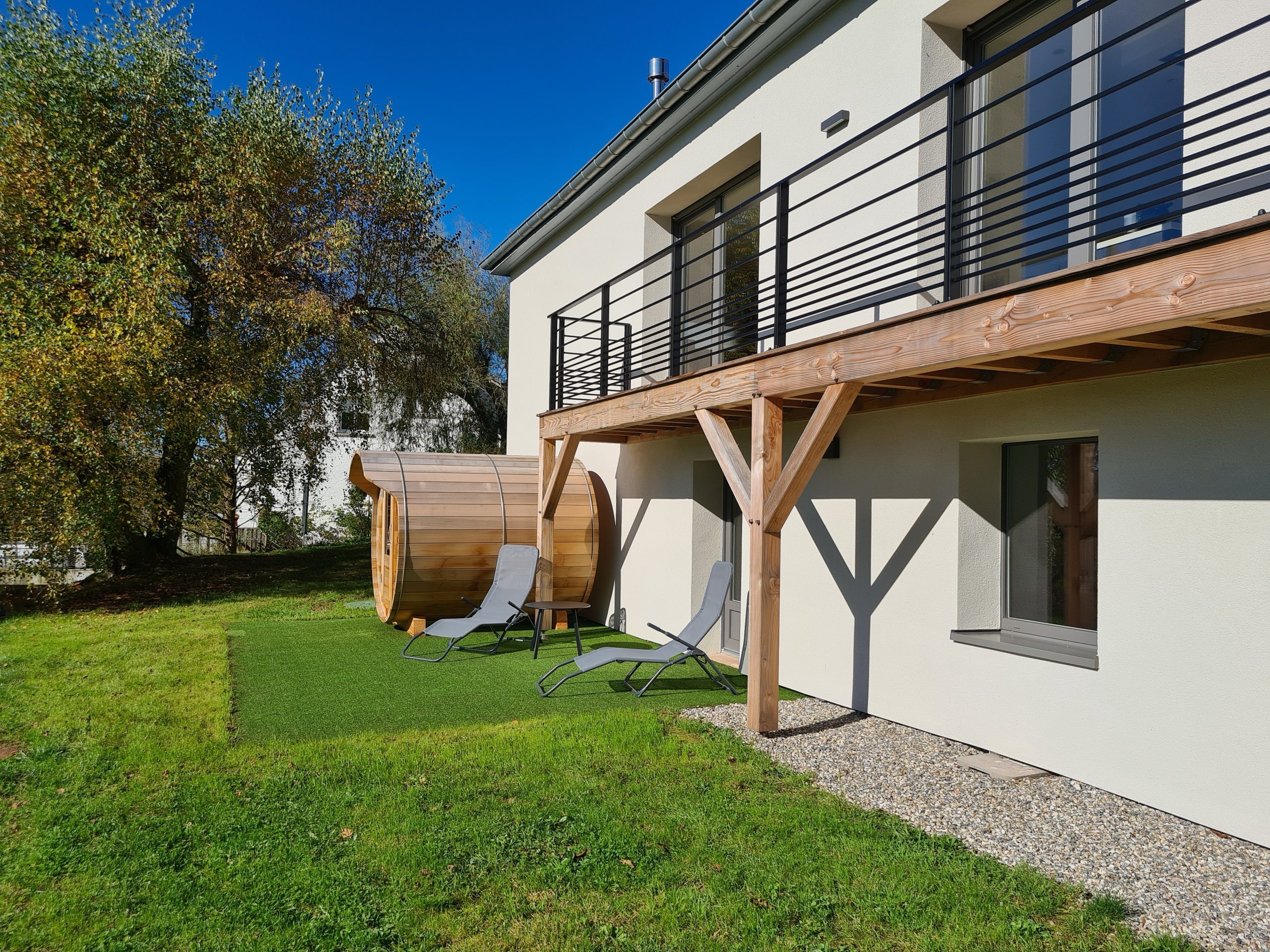L'arrière la maison avec sauna extérieur