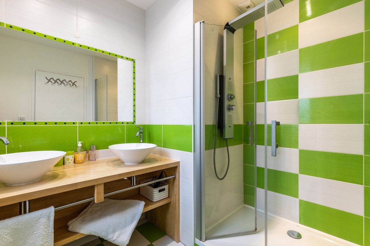 salle de bains à l'étage avec grande douche et double vasque sèche serviette