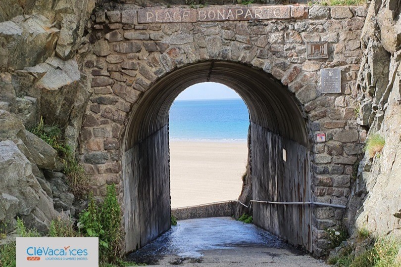 Clévacances, vue de l'arche qui mène à la plage Bonaparte à 3,5 kms