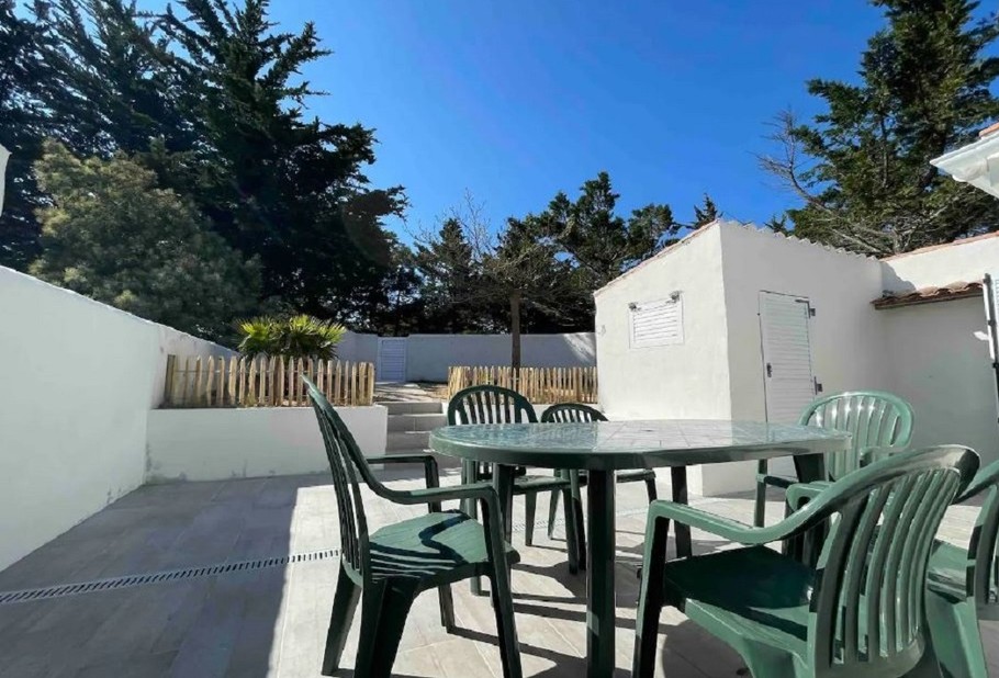 Terrasse avec salon de jardin