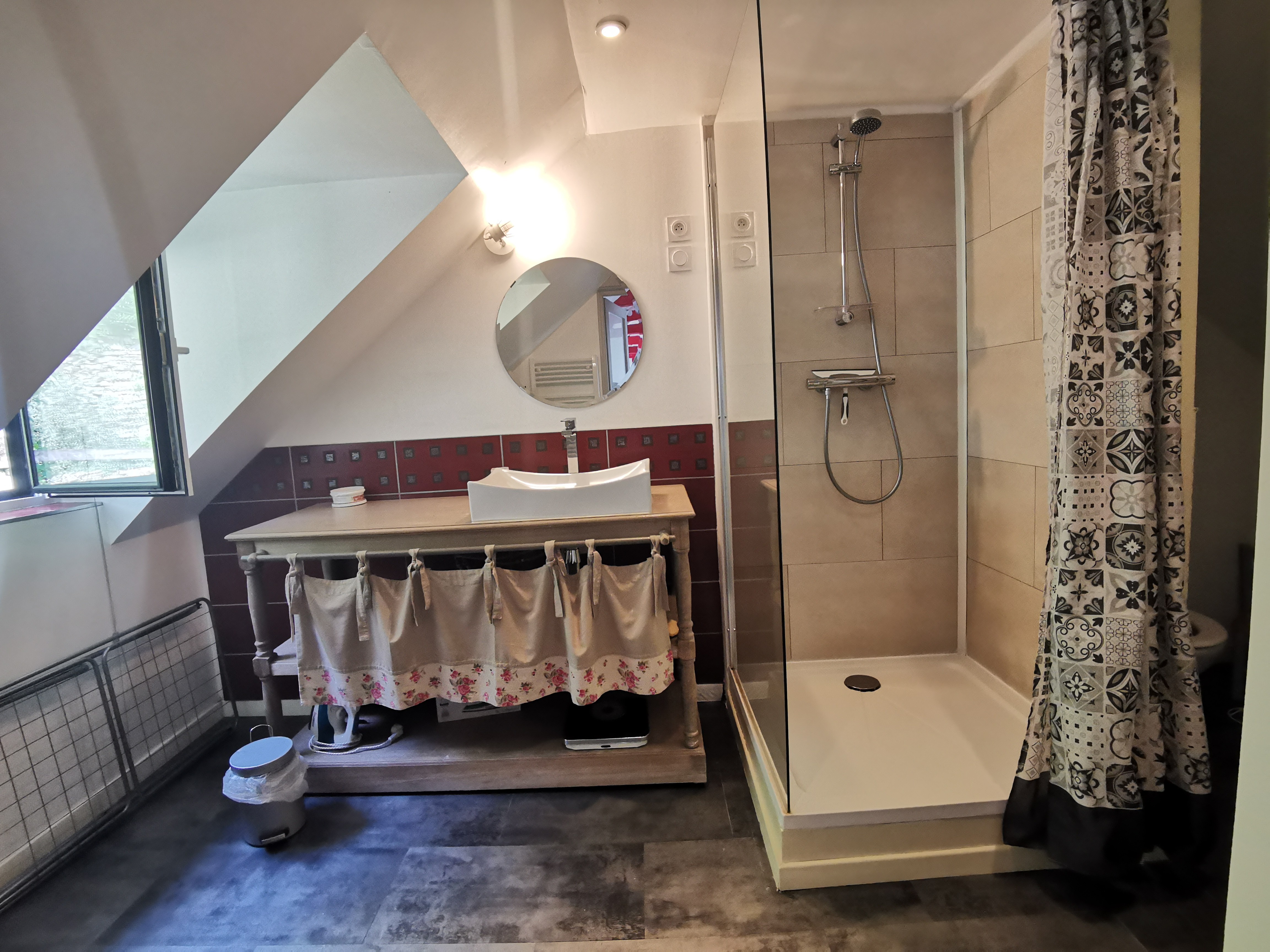 salle d'eau indépendante avec WC et lave-linge