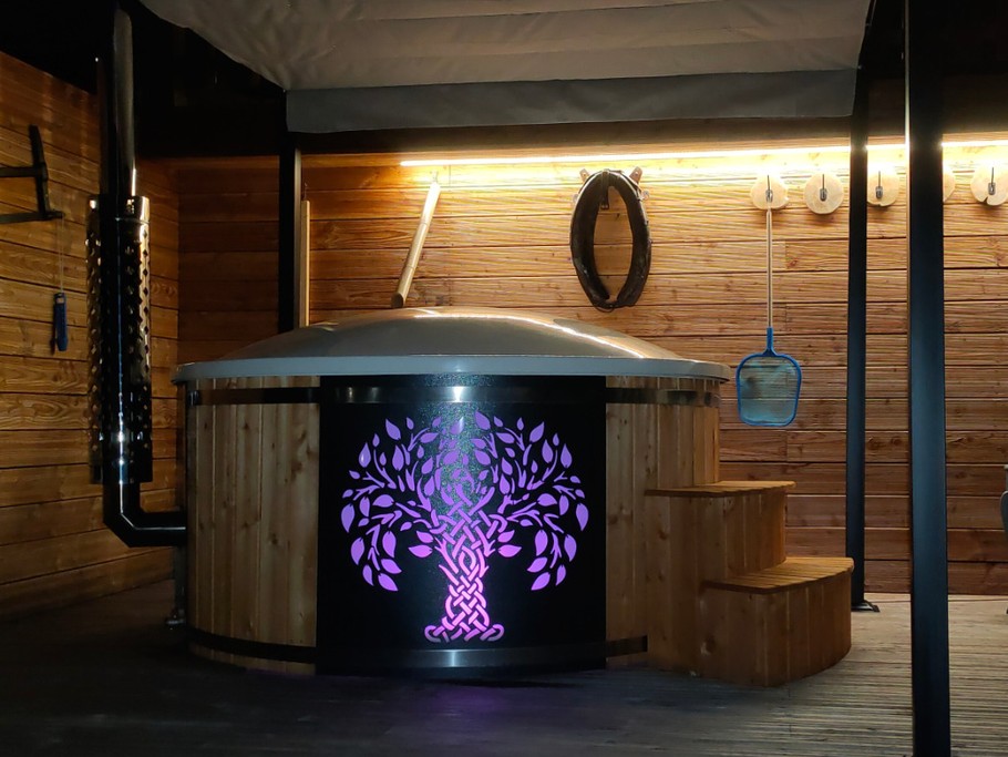 Bain nordique couvert par temps pluvieux