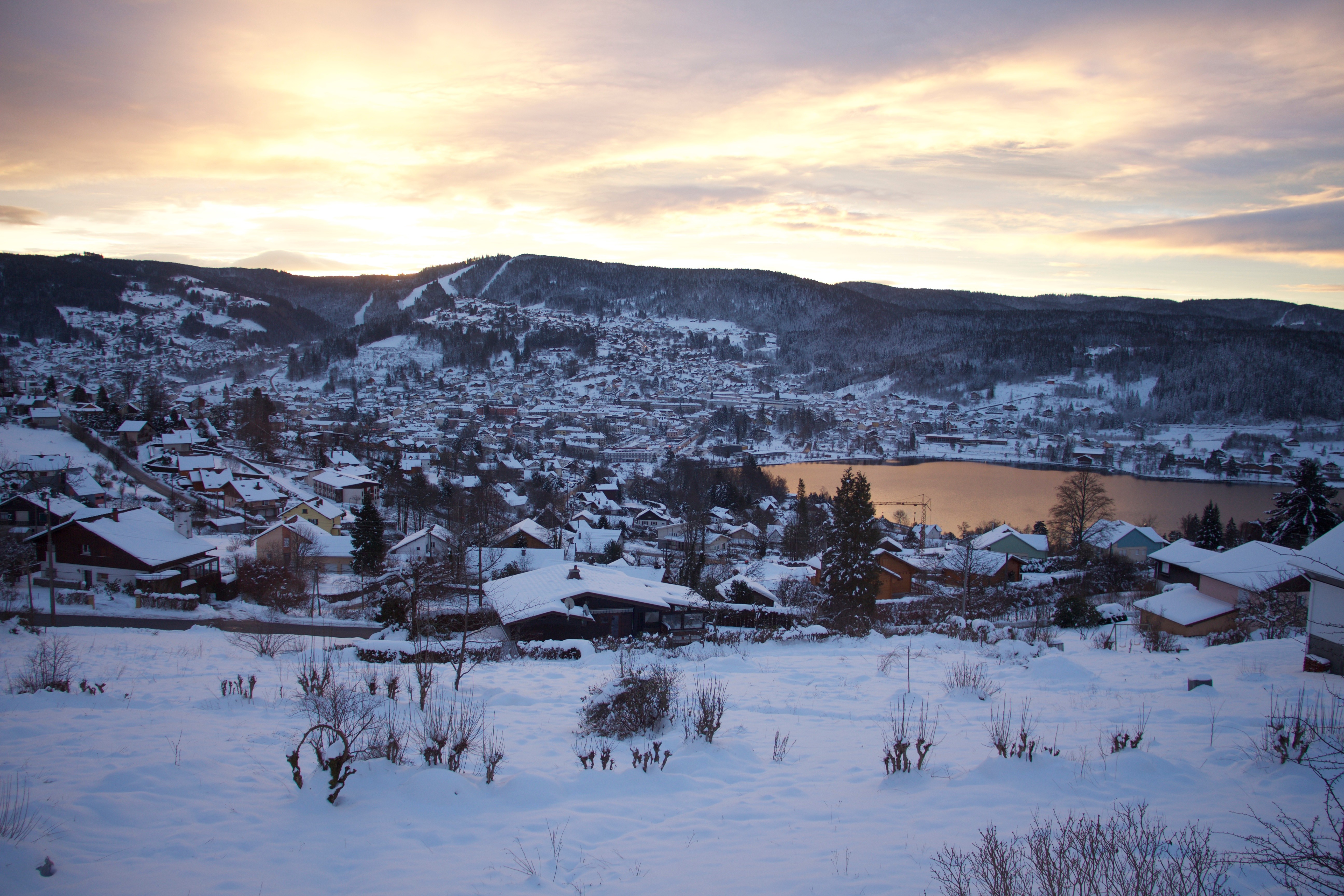 Matin d'hiver cuivré sur le lac de Gérardmer