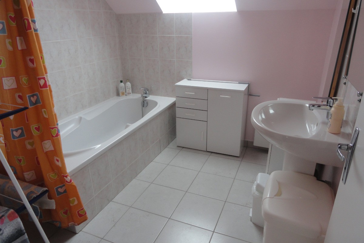 Salle de bain très lumineuse.