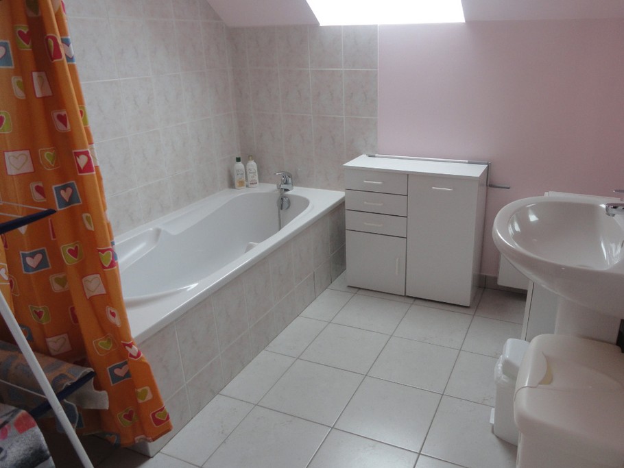 Salle de bain très lumineuse.