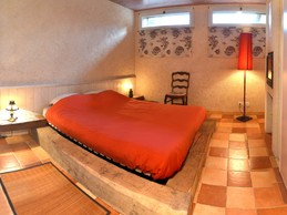 Chambre avec un lit 160 cm ou 2 lits 80 cm. Dressing et poêle à bois pour d'agréable moments au coin du feu