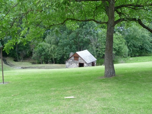 le noyer avec vue sur le pré et le moulin