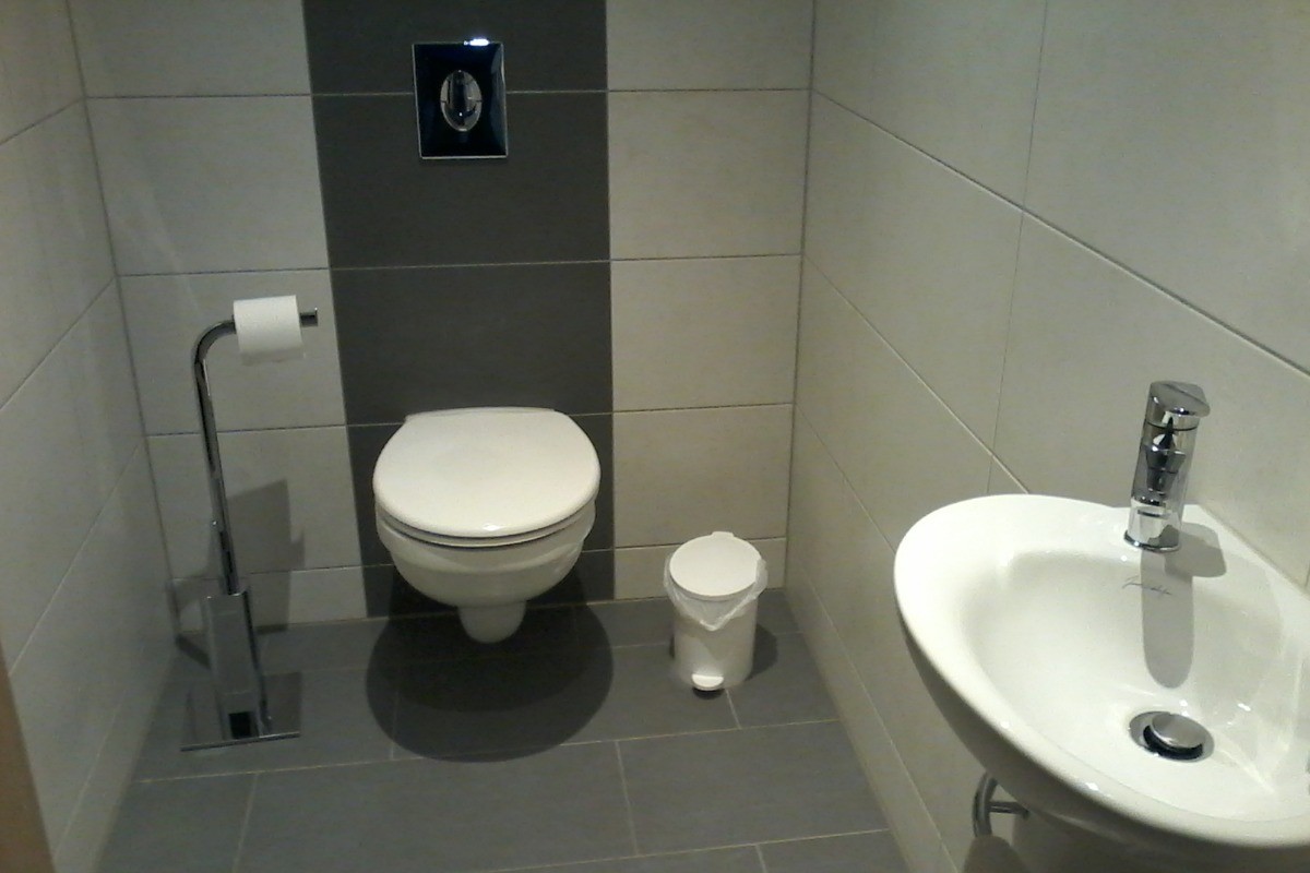 Toilettes avec lave-mains