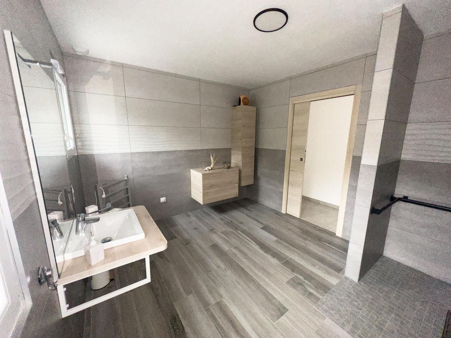 Salle d'eau avec douche italienne - Gîte Chêne à Anould, plain-pied moderne près des lacs et randonnées