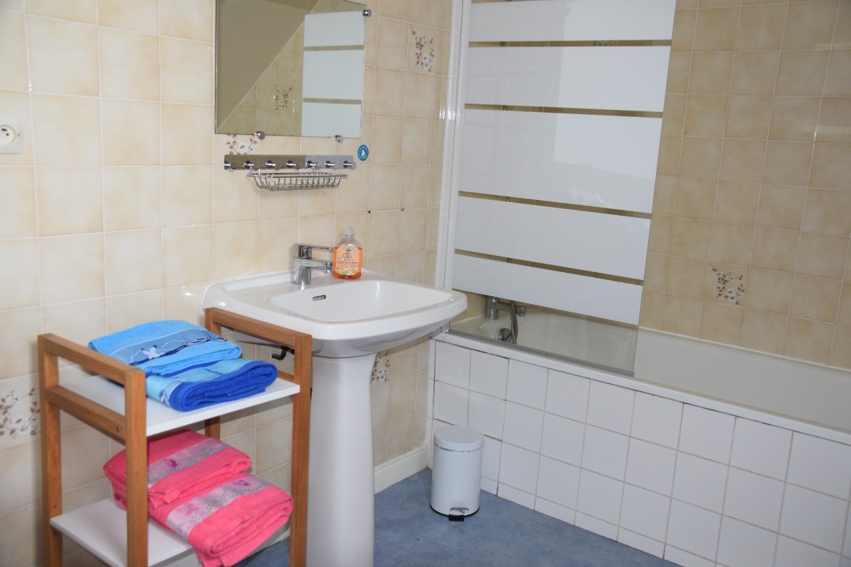 salle de bain - étage -clévacances Tréguidel