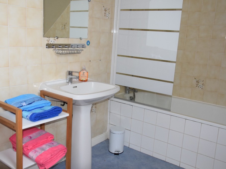 salle de bain - étage -clévacances Tréguidel