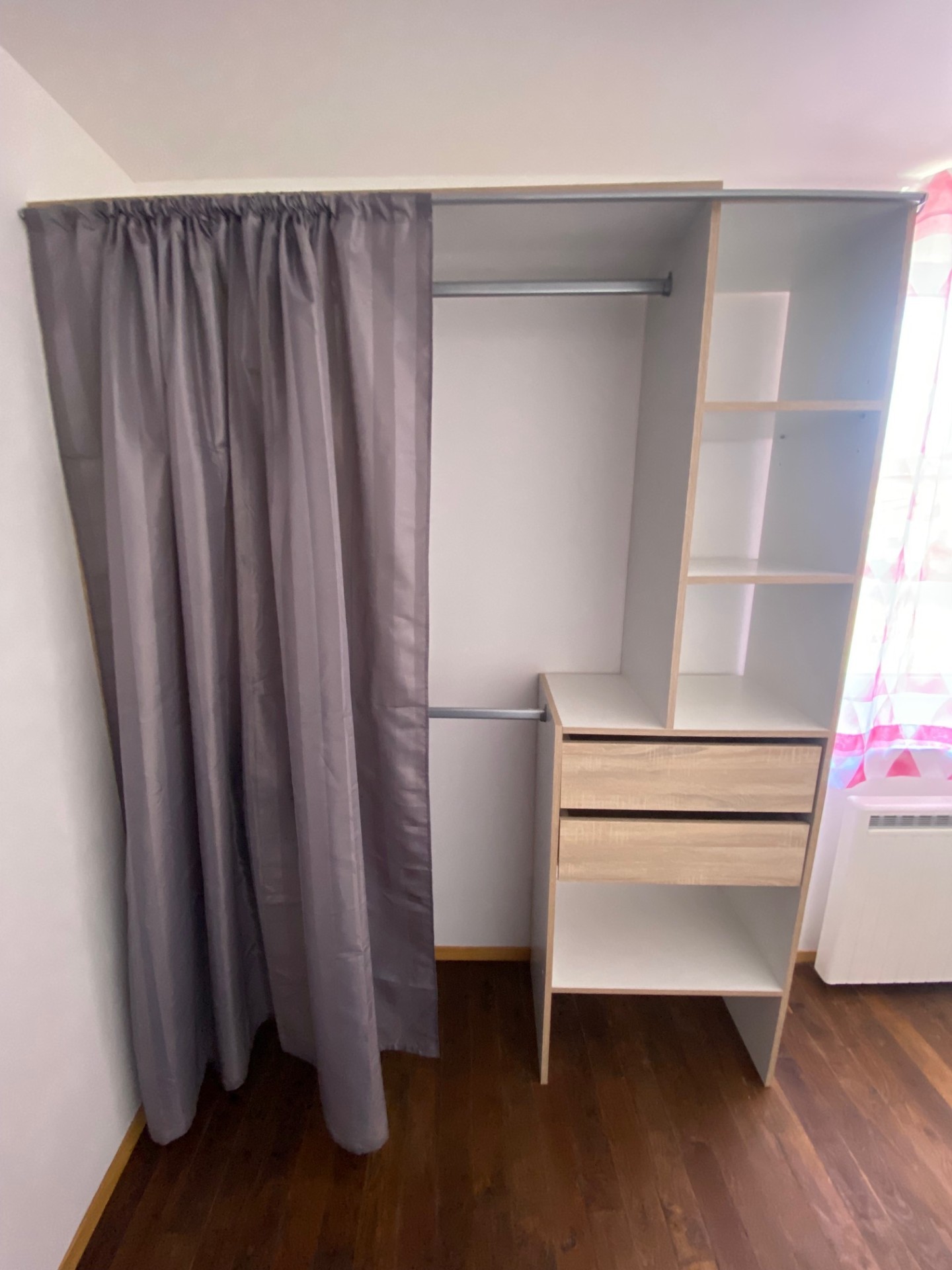 Chambre 3, penderie  - Appartement familial Begnécourt, Vosges