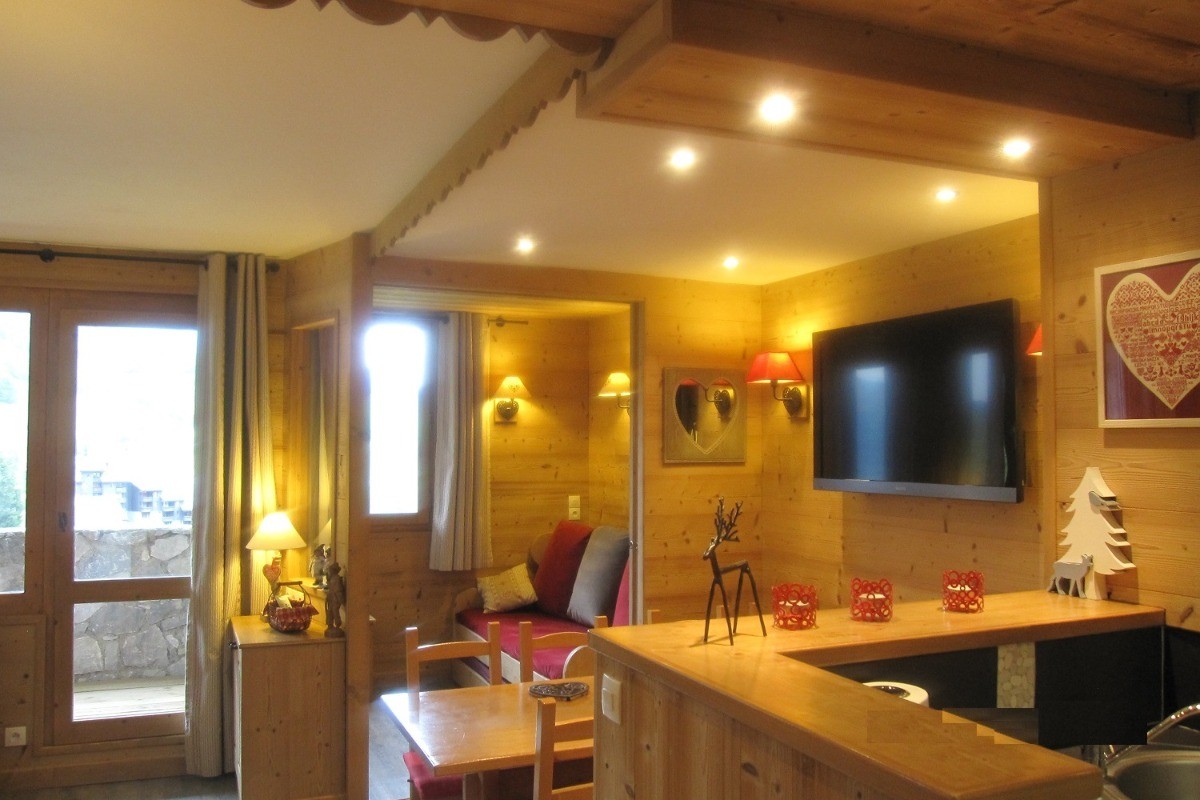 De la cuisine, vue sur la cabine, de jour