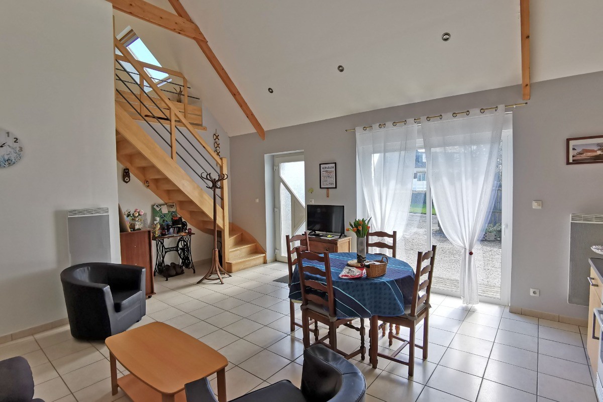 Accès à une mezzanine avec un petit coin salon détente
