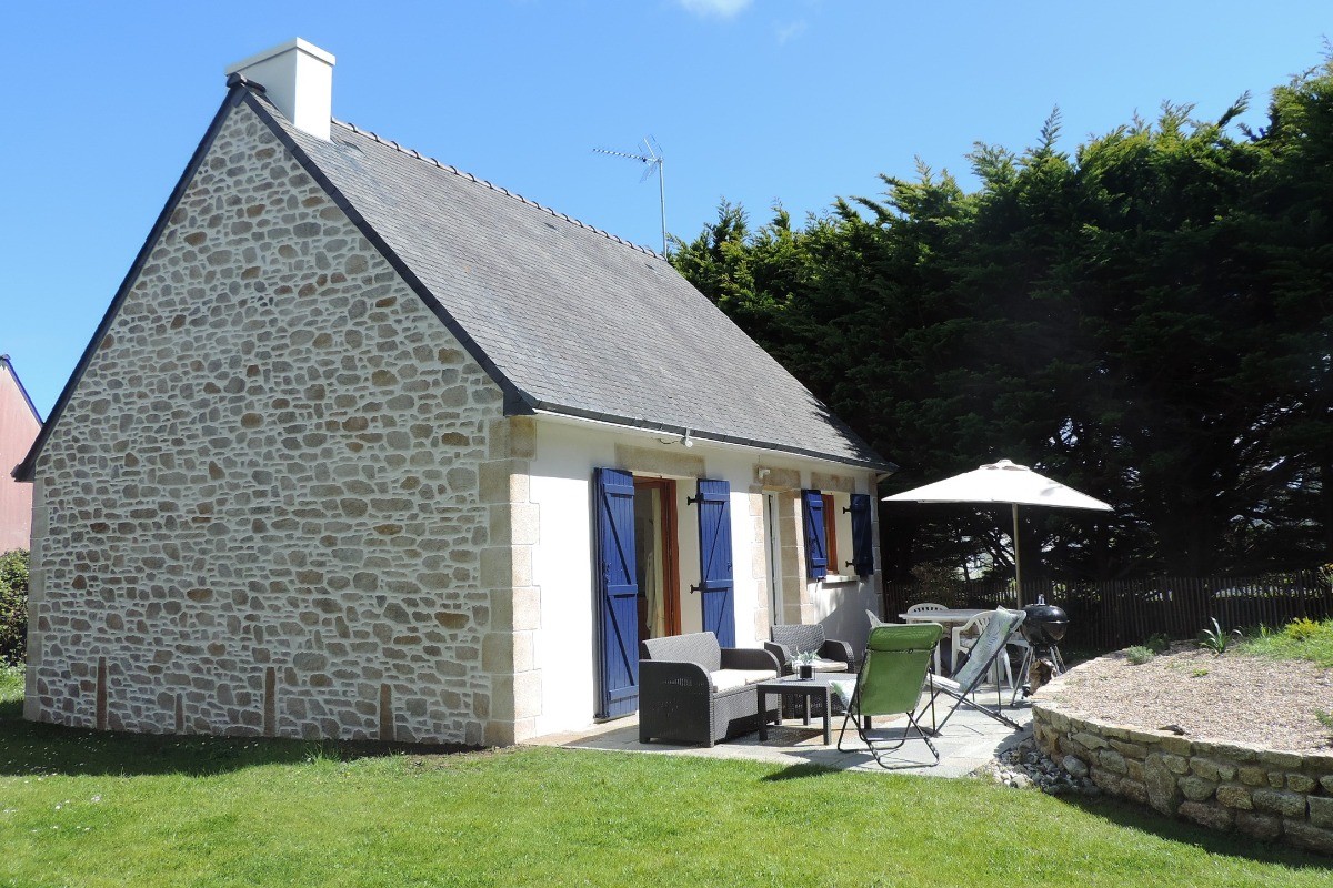 Maison avec terrasse sur un grand jardin clos