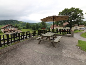 Le coin détente avec la terrasse - Appartement Gentiane - Gîtes Les Chantenées La Bresse