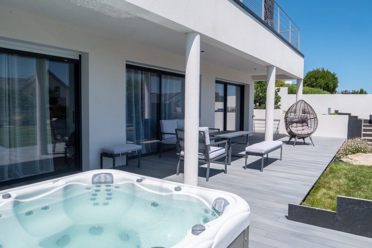 terrasse avec le SPA avec accès aux chambres