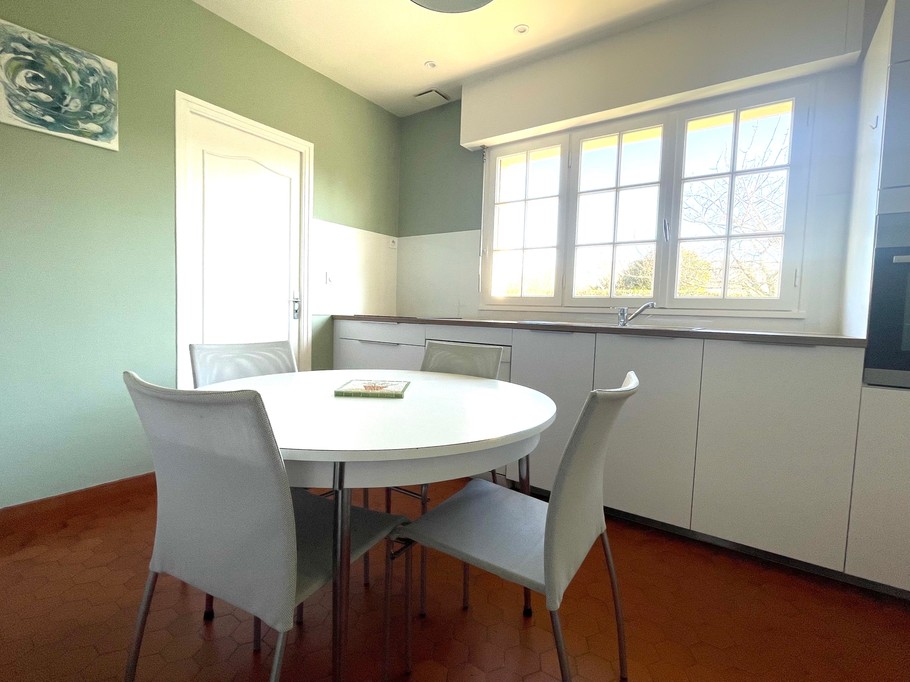 Cuisine équipée et décorée avec goût