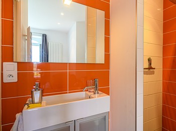 salle d'eau privative et communicante à la chambre