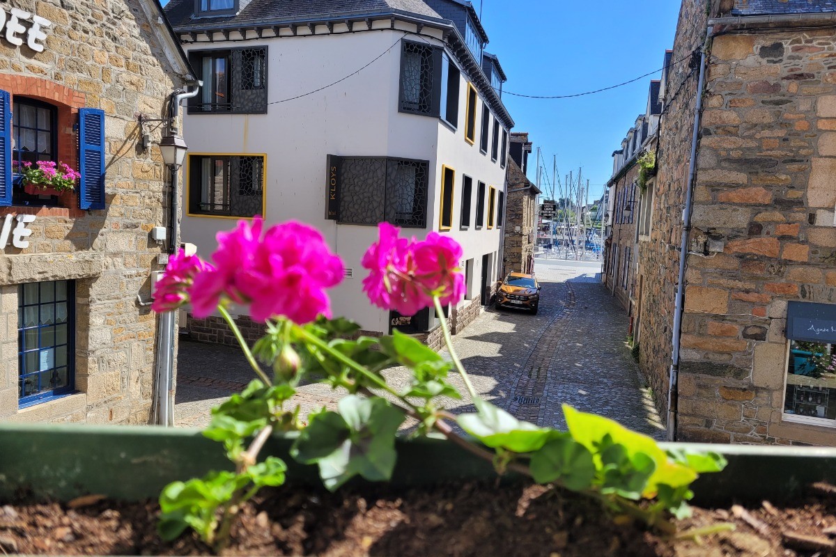 Puglisi, Maison de Marilou, vu depuis l'une des fenêtre du séjour avec au bout de la ruelle le port