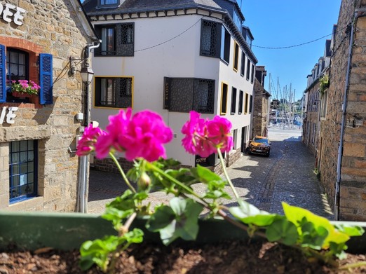 Puglisi, Maison de Marilou, vu depuis l'une des fenêtre du séjour avec au bout de la ruelle le port