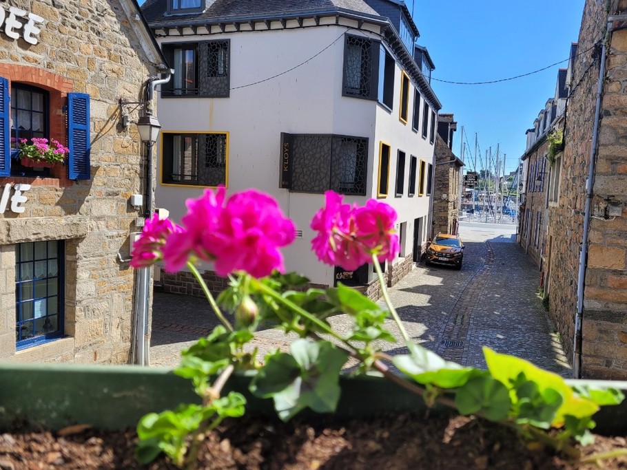 Puglisi, Maison de Marilou, vu depuis l'une des fenêtre du séjour avec au bout de la ruelle le port