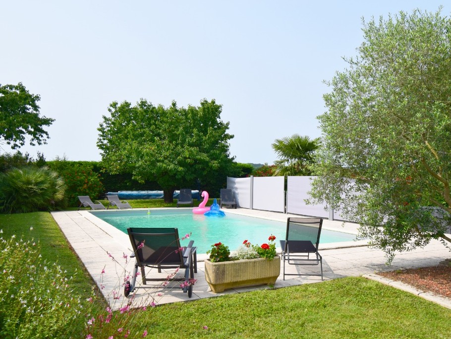 Vue piscine et jardin