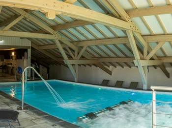 Piscine et ses sièges transats balnéo La Ruelle - Les SPAtules