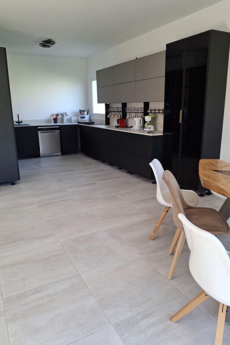 Séjour et cuisine aménagée de la maison CUJI Arvert en Charente maritime